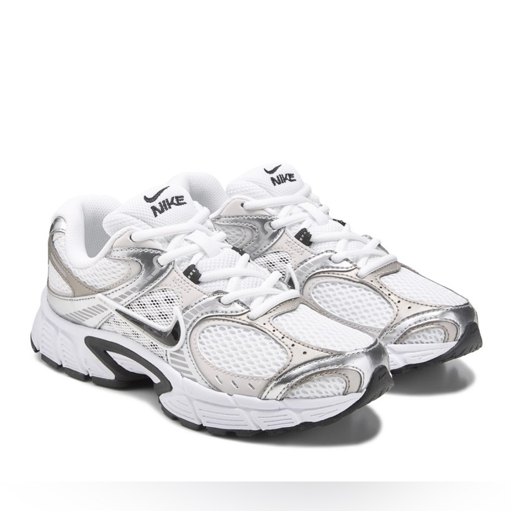 Nike V5 RNR Women's Sneaker - White/Black - Picture 3 of 6
